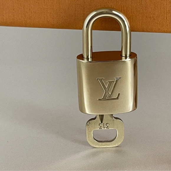 Louis Vuitton LV Mini Padlock with matching Key Gold - Picture 2 of 5
